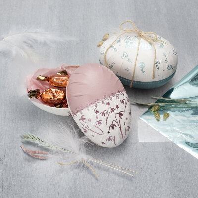 Pappmaché-Ei, verziert mit Bastelfarbe und Dekofolie - Inspiration: Pappmachè Ei als Geschenkverpackung
